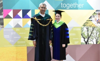 อธิการบดี ร่วมถ่ายภาพ และแสดงความยินดีแก่ดุษฎีบัณฑิต คณะอุตสาหกรรมบริการ ในพิธีพระราชทานปริญญาบัตร ประจำปีการศึกษา 2568