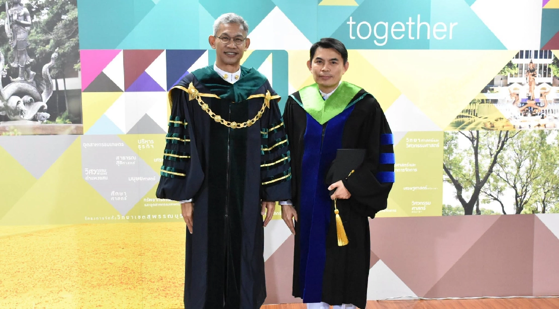 อธิการบดี ร่วมถ่ายภาพ และแสดงความยินดีแก่ดุษฎีบัณฑิต คณะอุตสาหกรรมบริการ ในพิธีพระราชทานปริญญาบัตร ประจำปีการศึกษา 2568