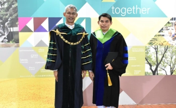 อธิการบดี ร่วมถ่ายภาพ และแสดงความยินดีแก่ดุษฎีบัณฑิต คณะอุตสาหกรรมบริการ ในพิธีพระราชทานปริญญาบัตร ประจำปีการศึกษา 2568