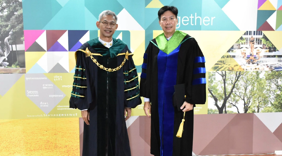 อธิการบดี ร่วมถ่ายภาพ และแสดงความยินดีแก่ดุษฎีบัณฑิต คณะอุตสาหกรรมบริการ ในพิธีพระราชทานปริญญาบัตร ประจำปีการศึกษา 2568