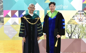 อธิการบดี ร่วมถ่ายภาพ และแสดงความยินดีแก่ดุษฎีบัณฑิต คณะอุตสาหกรรมบริการ ในพิธีพระราชทานปริญญาบัตร ประจำปีการศึกษา 2568
