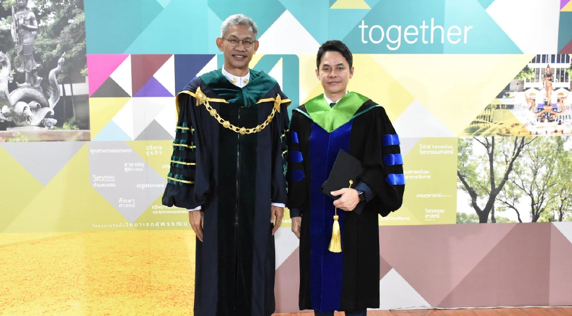 อธิการบดี ร่วมถ่ายภาพ และแสดงความยินดีแก่ดุษฎีบัณฑิต คณะอุตสาหกรรมบริการ ในพิธีพระราชทานปริญญาบัตร ประจำปีการศึกษา 2568