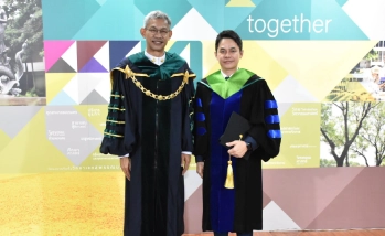 อธิการบดี ร่วมถ่ายภาพ และแสดงความยินดีแก่ดุษฎีบัณฑิต คณะอุตสาหกรรมบริการ ในพิธีพระราชทานปริญญาบัตร ประจำปีการศึกษา 2568