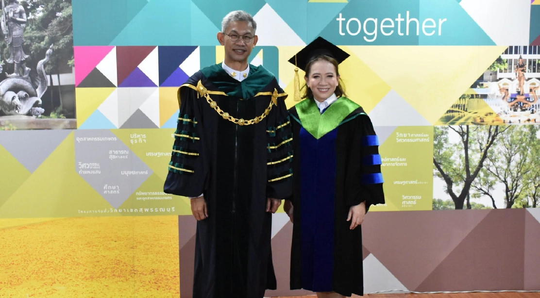 อธิการบดี ร่วมถ่ายภาพ และแสดงความยินดีแก่ดุษฎีบัณฑิต คณะอุตสาหกรรมบริการ ในพิธีพระราชทานปริญญาบัตร ประจำปีการศึกษา 2568