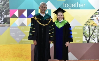 อธิการบดี ร่วมถ่ายภาพ และแสดงความยินดีแก่ดุษฎีบัณฑิต คณะอุตสาหกรรมบริการ ในพิธีพระราชทานปริญญาบัตร ประจำปีการศึกษา 2568