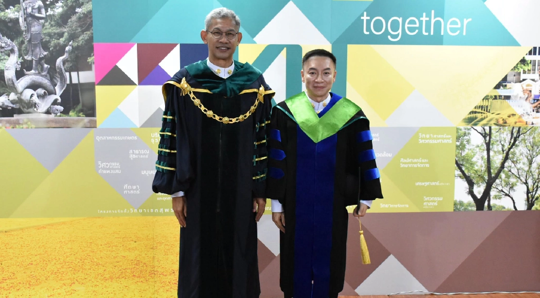 อธิการบดี ร่วมถ่ายภาพ และแสดงความยินดีแก่ดุษฎีบัณฑิต คณะอุตสาหกรรมบริการ ในพิธีพระราชทานปริญญาบัตร ประจำปีการศึกษา 2568