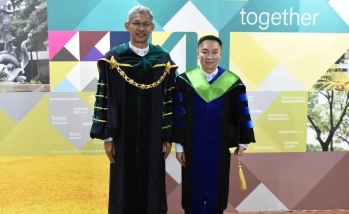 อธิการบดี ร่วมถ่ายภาพ และแสดงความยินดีแก่ดุษฎีบัณฑิต คณะอุตสาหกรรมบริการ ในพิธีพระราชทานปริญญาบัตร ประจำปีการศึกษา 2568