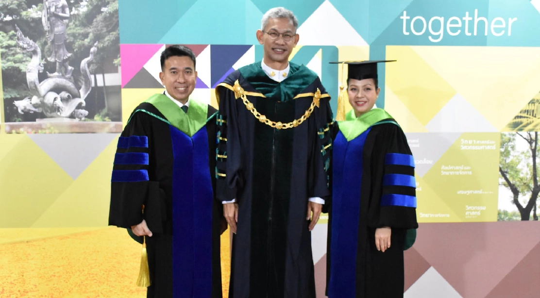 อธิการบดี ร่วมถ่ายภาพ และแสดงความยินดีแก่ดุษฎีบัณฑิต คณะอุตสาหกรรมบริการ ในพิธีพระราชทานปริญญาบัตร ประจำปีการศึกษา 2568