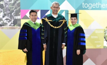 อธิการบดี ร่วมถ่ายภาพ และแสดงความยินดีแก่ดุษฎีบัณฑิต คณะอุตสาหกรรมบริการ ในพิธีพระราชทานปริญญาบัตร ประจำปีการศึกษา 2568