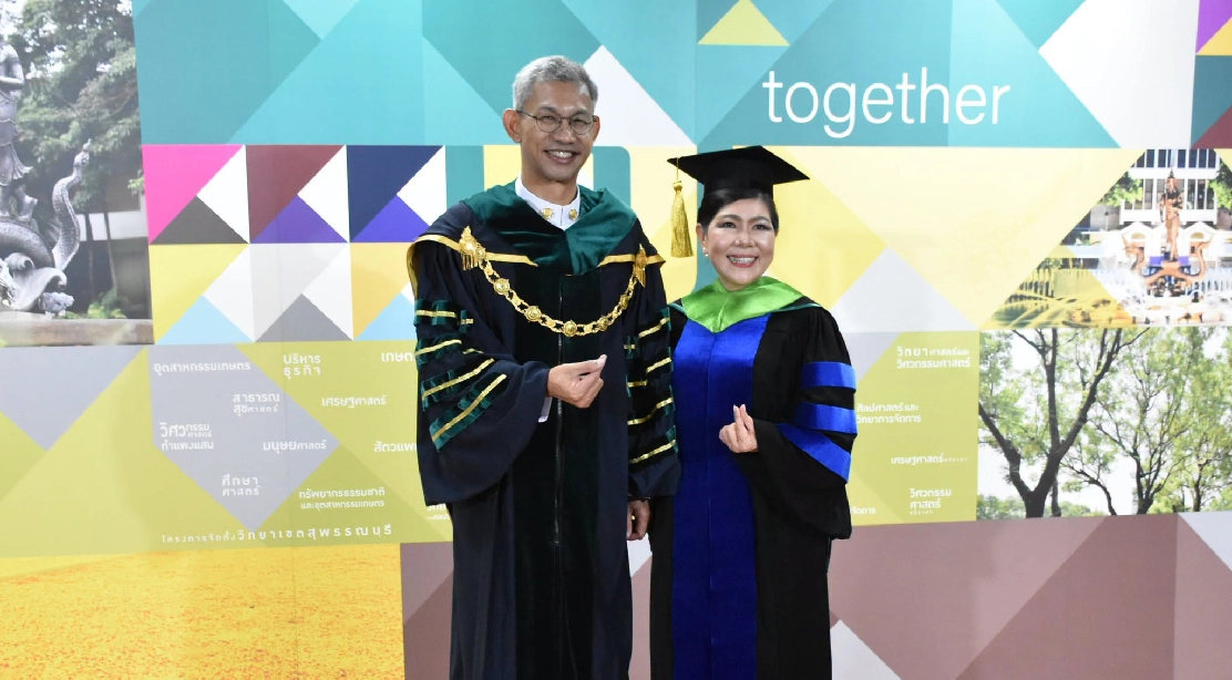 อธิการบดี ร่วมถ่ายภาพ และแสดงความยินดีแก่ดุษฎีบัณฑิต คณะอุตสาหกรรมบริการ ในพิธีพระราชทานปริญญาบัตร ประจำปีการศึกษา 2568