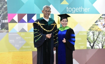 อธิการบดี ร่วมถ่ายภาพ และแสดงความยินดีแก่ดุษฎีบัณฑิต คณะอุตสาหกรรมบริการ ในพิธีพระราชทานปริญญาบัตร ประจำปีการศึกษา 2568
