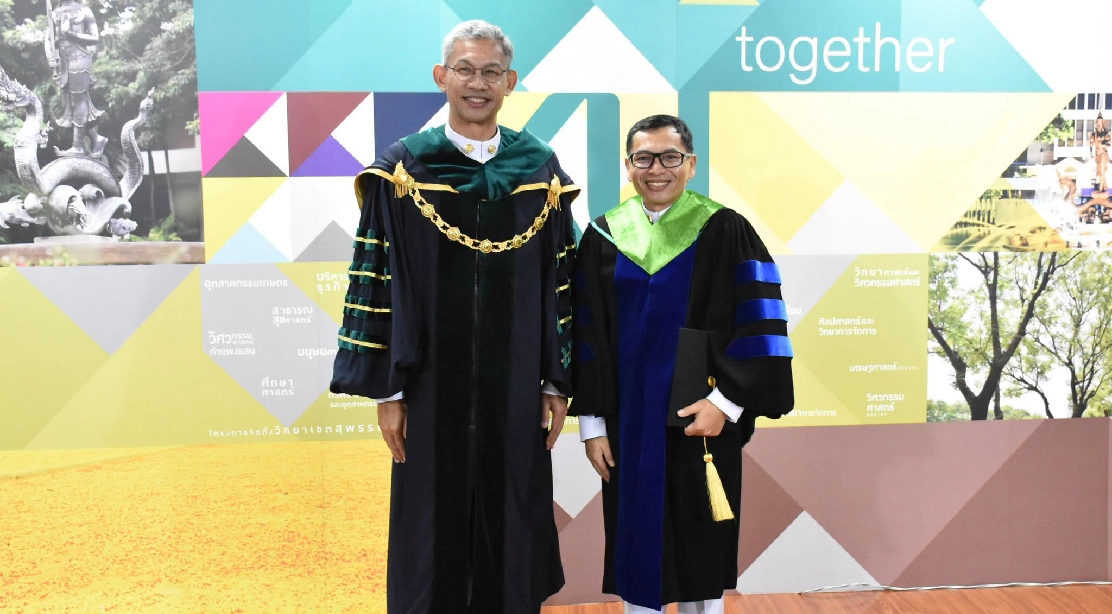 อธิการบดี ร่วมถ่ายภาพ และแสดงความยินดีแก่ดุษฎีบัณฑิต คณะอุตสาหกรรมบริการ ในพิธีพระราชทานปริญญาบัตร ประจำปีการศึกษา 2568