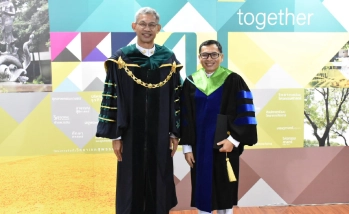 อธิการบดี ร่วมถ่ายภาพ และแสดงความยินดีแก่ดุษฎีบัณฑิต คณะอุตสาหกรรมบริการ ในพิธีพระราชทานปริญญาบัตร ประจำปีการศึกษา 2568