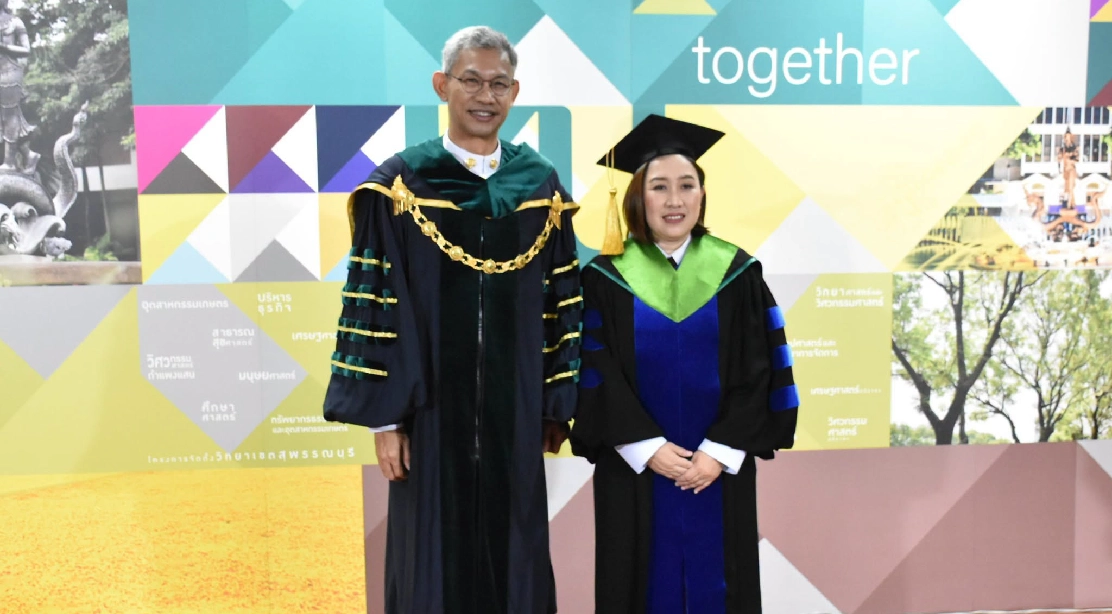 อธิการบดี ร่วมถ่ายภาพ และแสดงความยินดีแก่ดุษฎีบัณฑิต คณะอุตสาหกรรมบริการ ในพิธีพระราชทานปริญญาบัตร ประจำปีการศึกษา 2568