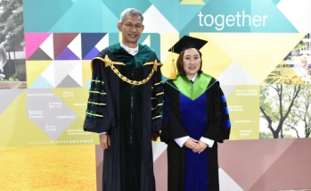 อธิการบดี ร่วมถ่ายภาพ และแสดงความยินดีแก่ดุษฎีบัณฑิต คณะอุตสาหกรรมบริการ ในพิธีพระราชทานปริญญาบัตร ประจำปีการศึกษา 2568