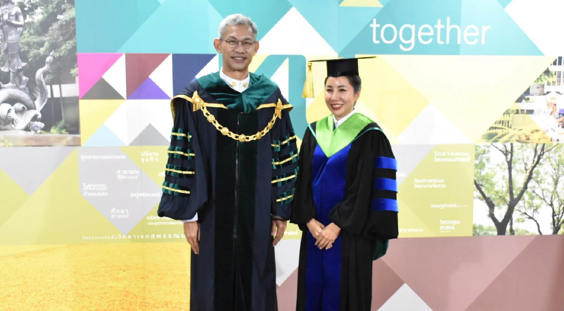 อธิการบดี ร่วมถ่ายภาพ และแสดงความยินดีแก่ดุษฎีบัณฑิต คณะอุตสาหกรรมบริการ ในพิธีพระราชทานปริญญาบัตร ประจำปีการศึกษา 2568