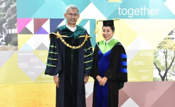 อธิการบดี ร่วมถ่ายภาพ และแสดงความยินดีแก่ดุษฎีบัณฑิต คณะอุตสาหกรรมบริการ ในพิธีพระราชทานปริญญาบัตร ประจำปีการศึกษา 2568