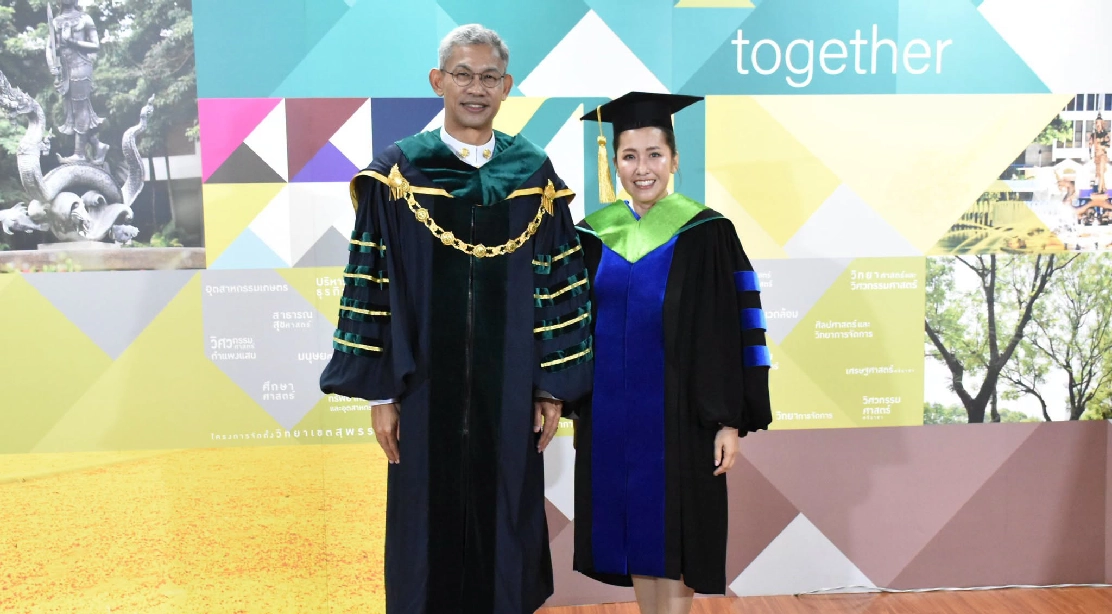 อธิการบดี ร่วมถ่ายภาพ และแสดงความยินดีแก่ดุษฎีบัณฑิต คณะอุตสาหกรรมบริการ ในพิธีพระราชทานปริญญาบัตร ประจำปีการศึกษา 2568