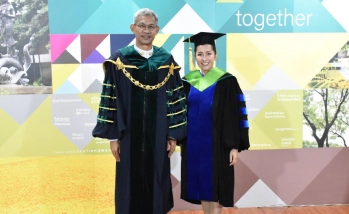 อธิการบดี ร่วมถ่ายภาพ และแสดงความยินดีแก่ดุษฎีบัณฑิต คณะอุตสาหกรรมบริการ ในพิธีพระราชทานปริญญาบัตร ประจำปีการศึกษา 2568