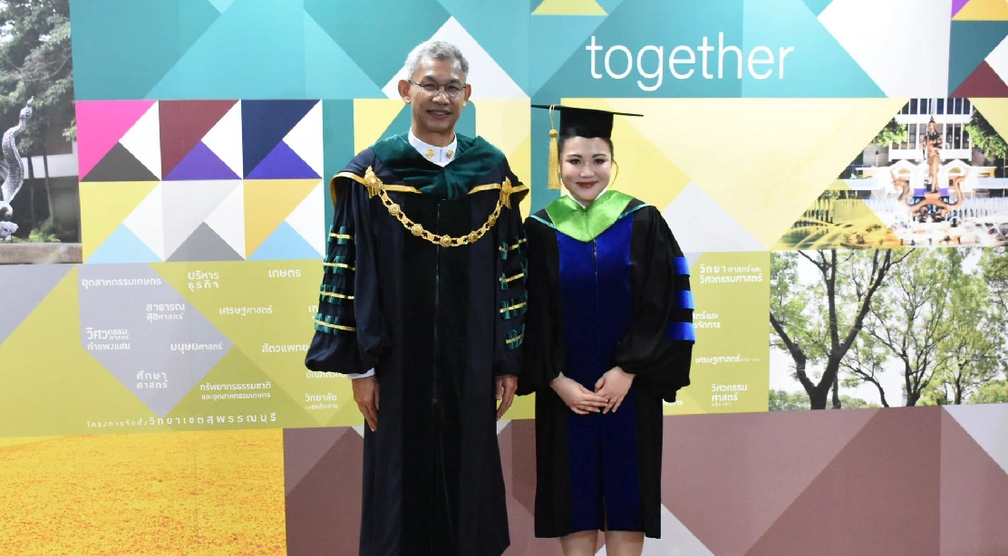 อธิการบดี ร่วมถ่ายภาพ และแสดงความยินดีแก่ดุษฎีบัณฑิต คณะอุตสาหกรรมบริการ ในพิธีพระราชทานปริญญาบัตร ประจำปีการศึกษา 2568