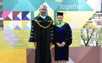 อธิการบดี ร่วมถ่ายภาพ และแสดงความยินดีแก่ดุษฎีบัณฑิต คณะอุตสาหกรรมบริการ ในพิธีพระราชทานปริญญาบัตร ประจำปีการศึกษา 2568