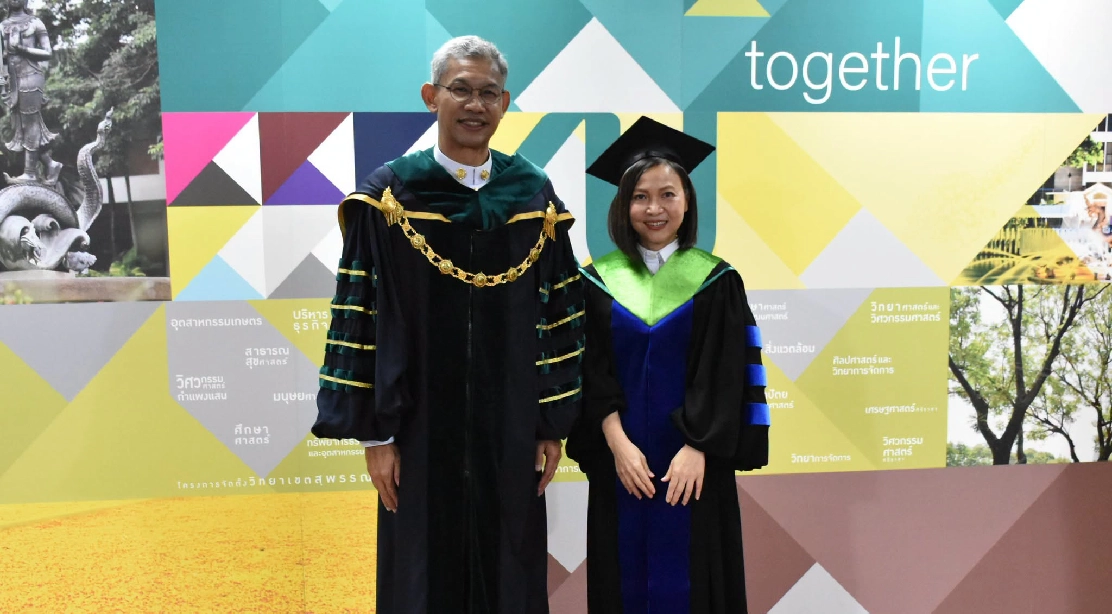 อธิการบดี ร่วมถ่ายภาพ และแสดงความยินดีแก่ดุษฎีบัณฑิต คณะอุตสาหกรรมบริการ ในพิธีพระราชทานปริญญาบัตร ประจำปีการศึกษา 2568