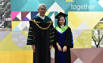 อธิการบดี ร่วมถ่ายภาพ และแสดงความยินดีแก่ดุษฎีบัณฑิต คณะอุตสาหกรรมบริการ ในพิธีพระราชทานปริญญาบัตร ประจำปีการศึกษา 2568