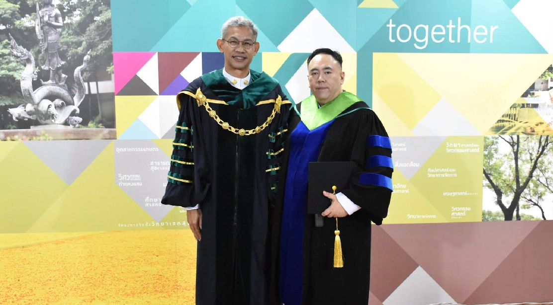 อธิการบดี ร่วมถ่ายภาพ และแสดงความยินดีแก่ดุษฎีบัณฑิต คณะอุตสาหกรรมบริการ ในพิธีพระราชทานปริญญาบัตร ประจำปีการศึกษา 2568