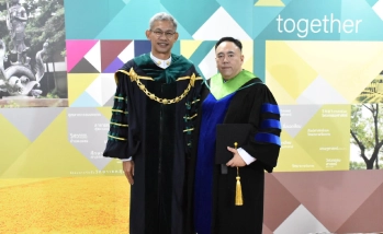อธิการบดี ร่วมถ่ายภาพ และแสดงความยินดีแก่ดุษฎีบัณฑิต คณะอุตสาหกรรมบริการ ในพิธีพระราชทานปริญญาบัตร ประจำปีการศึกษา 2568