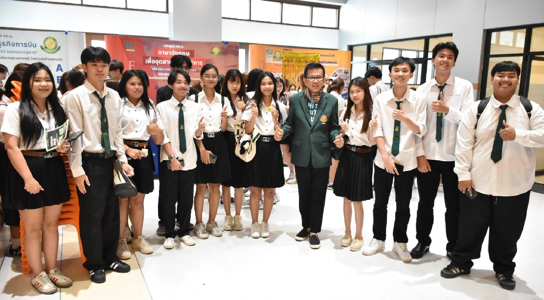 คณบดีคณะอุตสาหกรรมบริการ ถ่ายภาพร่วมกับนิสิตในกิจกรรม Finger Food