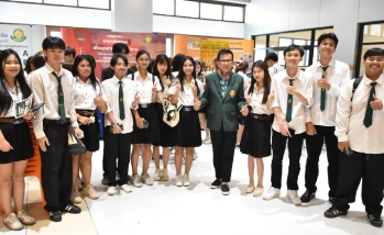 คณบดีคณะอุตสาหกรรมบริการ ถ่ายภาพร่วมกับนิสิตในกิจกรรม Finger Food