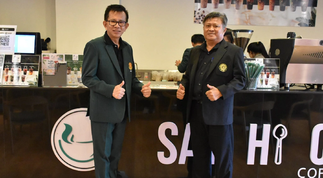 รองอธิการบดีวิทยาเขตกำแพงแสน ร่วมถ่ายภาพกับ คณบดีคณะอุตสาหกรรมบริการ ในการประชุมคณะกรรมการประจำวิทยาเขตกำแพงแสน ครั้งที่ 10/2569