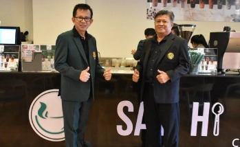 รองอธิการบดีวิทยาเขตกำแพงแสน ร่วมถ่ายภาพกับ คณบดีคณะอุตสาหกรรมบริการ ในการประชุมคณะกรรมการประจำวิทยาเขตกำแพงแสน ครั้งที่ 10/2569