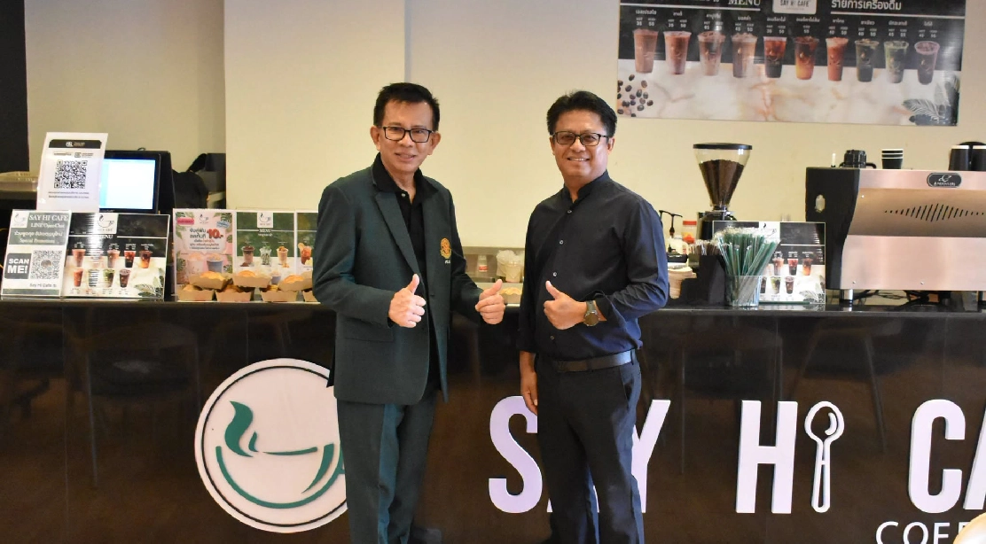 คณบดีคณะอุตสาหกรรมบริการ ร่วมถ่ายภาพกับ คณบดีคณะวิศวกรรมศาสตร์ กำแพงแสน ในการประชุมคณะกรรมการประจำวิทยาเขตกำแพงแสน ครั้งที่ 10/2569