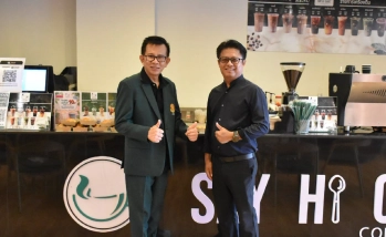 คณบดีคณะอุตสาหกรรมบริการ ร่วมถ่ายภาพกับ คณบดีคณะวิศวกรรมศาสตร์ กำแพงแสน ในการประชุมคณะกรรมการประจำวิทยาเขตกำแพงแสน ครั้งที่ 10/2569
