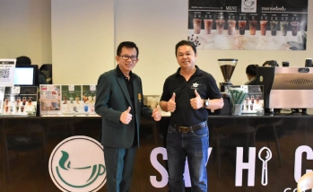 คณบดีคณะอุตสาหกรรมบริการ ร่วมถ่ายภาพกับ ผู้ช่วยคณบดีประจำวิทยาเขตกำแพงแสน คณะประมง ในการประชุมคณะกรรมการประจำวิทยาเขตกำแพงแสน ครั้งที่ 10/2569