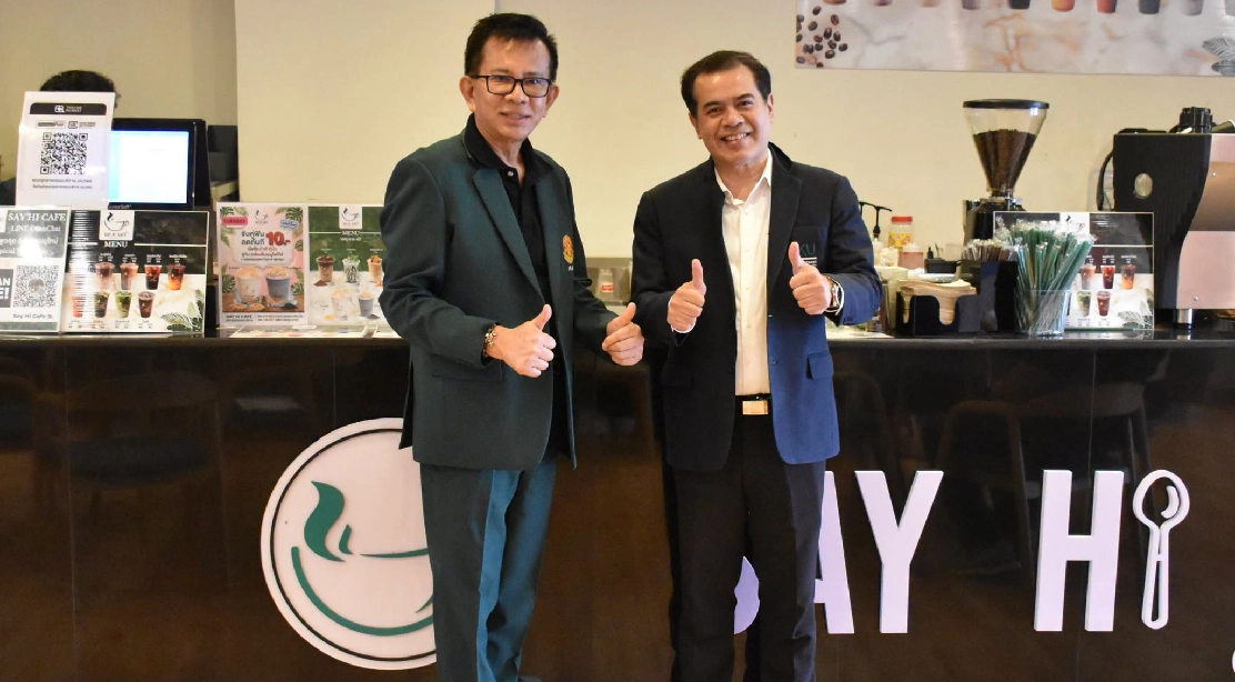คณบดีคณะอุตสาหกรรมบริการ ร่วมถ่ายภาพกับ คณบดีคณะศิลปศาสตร์และวิทยาศาสตร์ ในการประชุมคณะกรรมการประจำวิทยาเขตกำแพงแสน ครั้งที่ 10/2569