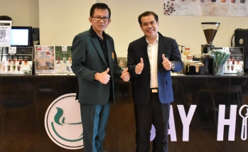คณบดีคณะอุตสาหกรรมบริการ ร่วมถ่ายภาพกับ คณบดีคณะศิลปศาสตร์และวิทยาศาสตร์ ในการประชุมคณะกรรมการประจำวิทยาเขตกำแพงแสน ครั้งที่ 10/2569